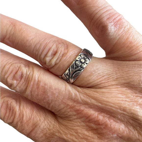 Floral Engraved Silver Band Ring - Picture 8 of 9